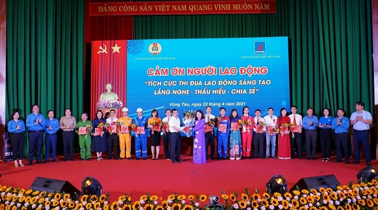 Chủ tịch HĐTV Petrovietnam Hoàng Quốc Vượng tặng hoa cảm ơn NLĐ và CĐ DKVN.