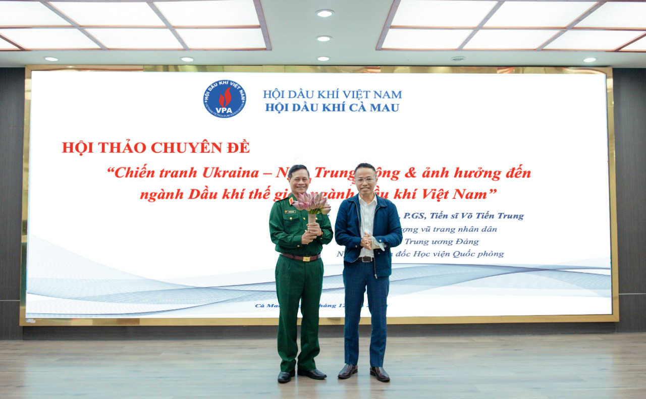 Chủ tịch Hội Dầu khí Cà Mau Nguyễn Văn Bé Ba tặng hoa cảm ơn Thượng tướng, PGS.TS Võ Tiến Trung. Chủ tịch Hội Dầu khí Cà Mau Nguyễn Văn Bé Ba tặng hoa cảm ơn Thượng tướng, PGS.TS Võ Tiến Trung.