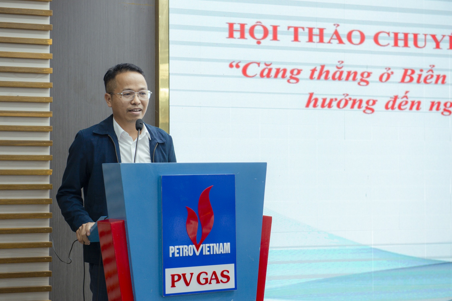 Ông Nguyễn Văn Bé Ba, Chủ tịch Hội Dầu khí Cà Mau, Giám đốc Công ty Khí Cà Mau phát biểu tại Hội thảo. Ông Nguyễn Văn Bé Ba, Chủ tịch Hội Dầu khí Cà Mau, Giám đốc Công ty Khí Cà Mau phát biểu tại Hội thảo.