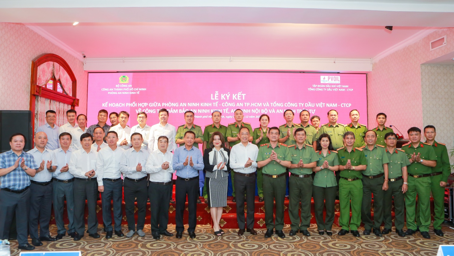 Lãnh đạo hai đơn vị chụp ảnh lưu niệm