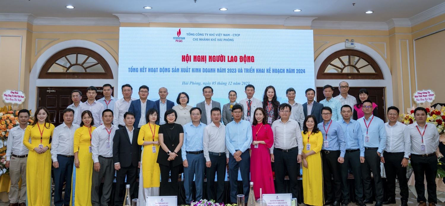 Lãnh đạo PV GAS chụp hình kỷ niệm cùng CBCNV-NLĐ KHP. Lãnh đạo PV GAS chụp hình kỷ niệm cùng CBCNV-NLĐ KHP.