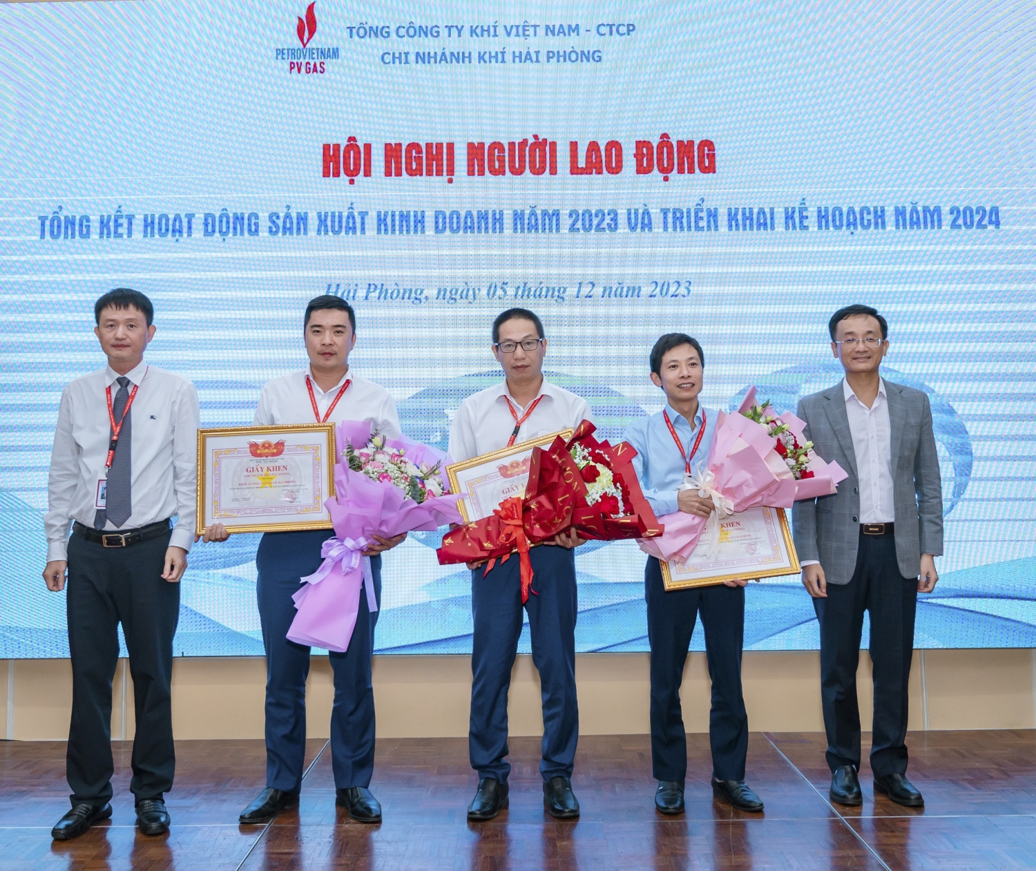 Phó Tổng Giám đốc PV GAS - Trần Nhật Huy (ngoài cùng bên phải) vinh danh các tập thể, cá nhân xuất sắc năm 2023 của KHP. Phó Tổng Giám đốc PV GAS - Trần Nhật Huy (ngoài cùng bên phải) vinh danh các tập thể, cá nhân xuất sắc năm 2023 của KHP.