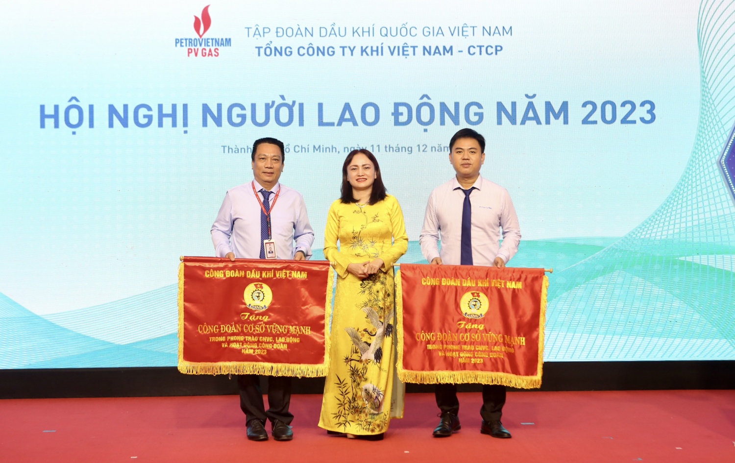 CĐ DKVN tặng Cờ thi đua cho 2 tập thể thuộc CĐ PV GAS