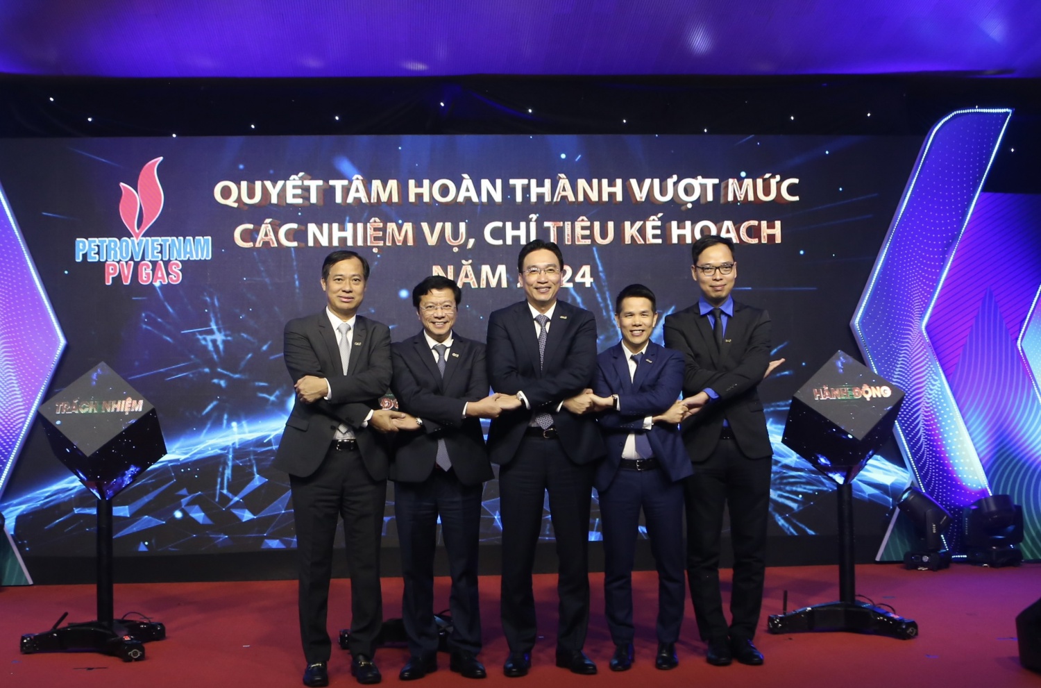 lãnh đạo Đảng ủy, Chính quyền, Công đoàn, Đoàn Thanh niên PV GAS thực hiện nghi thức khởi động mã QR Cam kết thi đua “Hoàn thành vượt mức các nhiệm vụ, chỉ tiêu kế hoạch năm 2024”