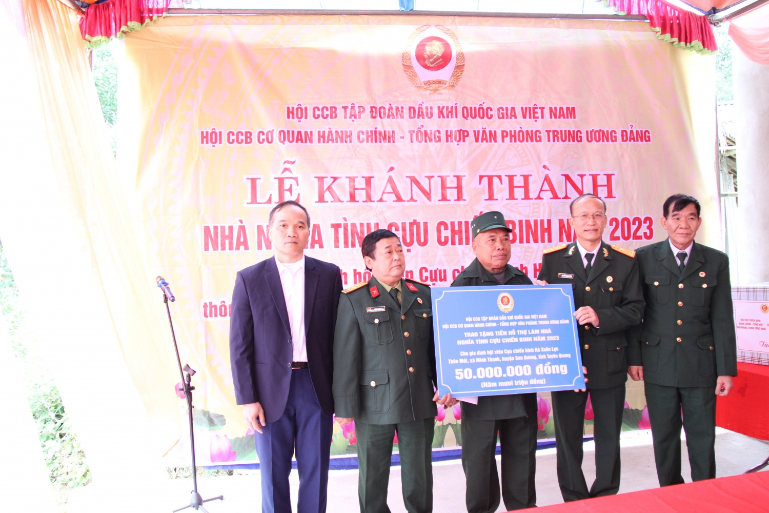 Khánh thành 2 căn nhà nghĩa tình CCB do Petrovietnam tài trợ tại tỉnh Tuyên Quang Khánh thành 2 căn nhà nghĩa tình CCB do Petrovietnam tài trợ tại tỉnh Tuyên Quang