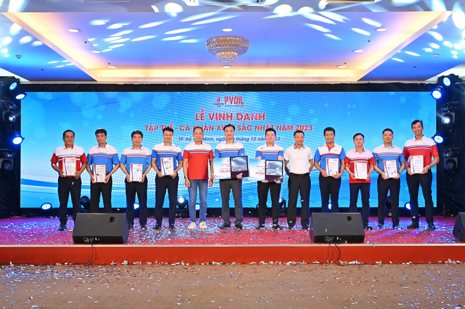 Ông Cao Hoài Dương – Bí thư Đảng ủy, Chủ tịch HĐQT và ông Đoàn Văn Nhuộm – Phó Bí thư Đảng ủy, Tổng Giám đốc PVOIL trao danh hiệu “Tập thể xuất sắc nhất năm 2023” (khối Công ty mẹ và khối Đơn vị thành viên)