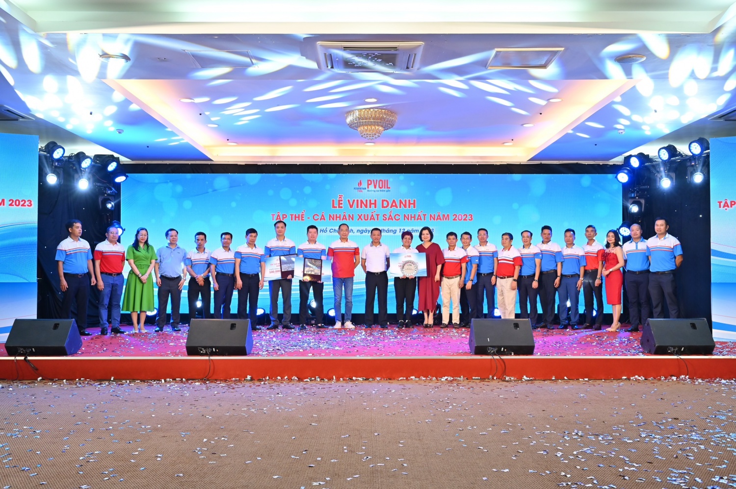 Lãnh đạo PVOIL chụp ảnh lưu niệm với các tập thể, cá nhân xuất sắc nhất năm 2023