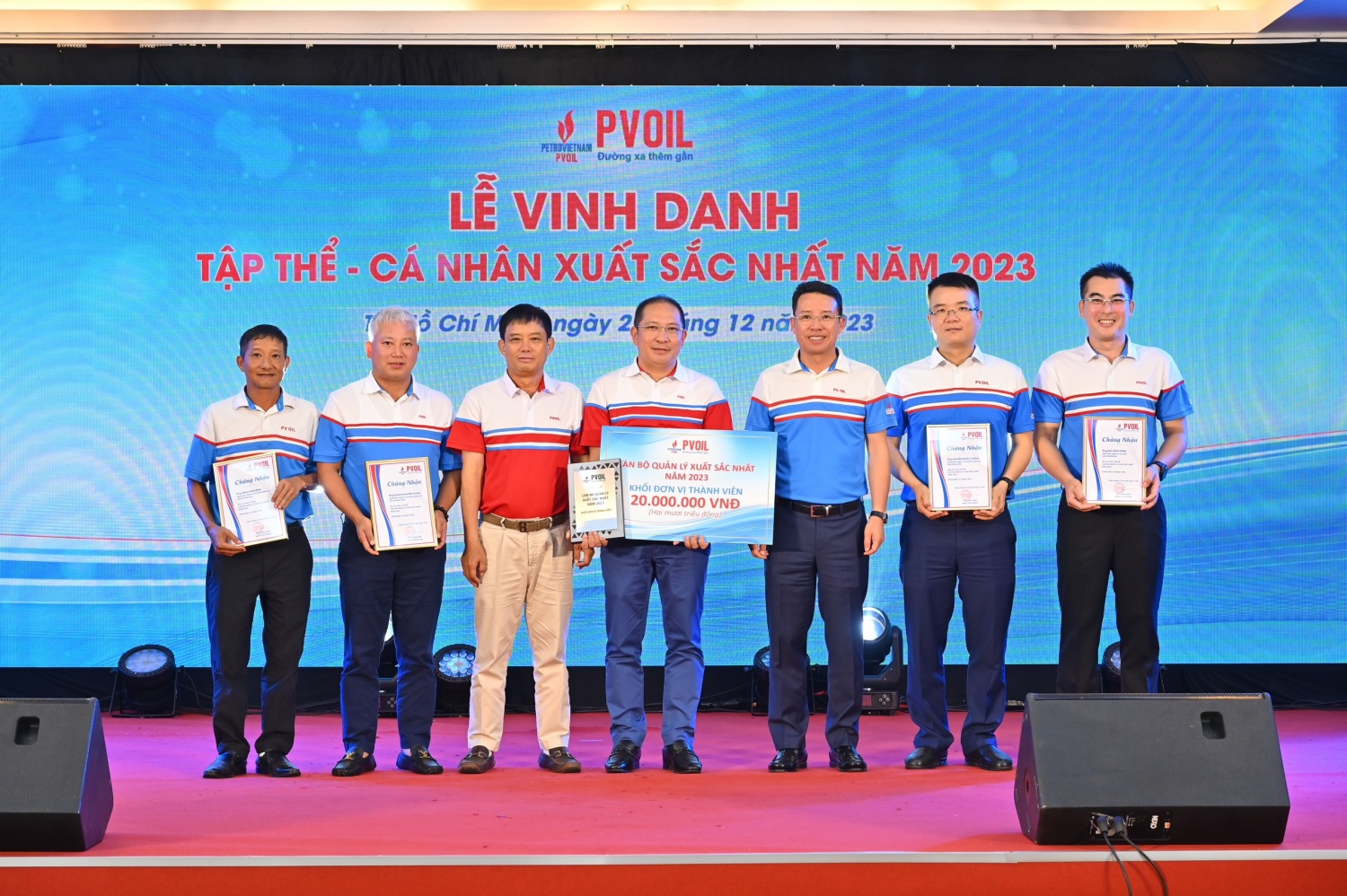 Lãnh đạo PVOIL trao danh hiệu “Cán bộ quản lý xuất sắc nhất năm 2023” (khối Đơn vị thành viên)