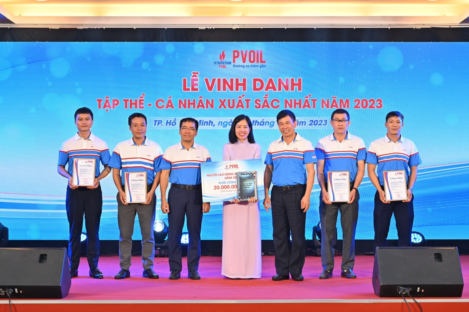 Lãnh đạo PVOIL trao danh hiệu “Người lao động xuất sắc nhất năm 2023” (khối Công ty mẹ)