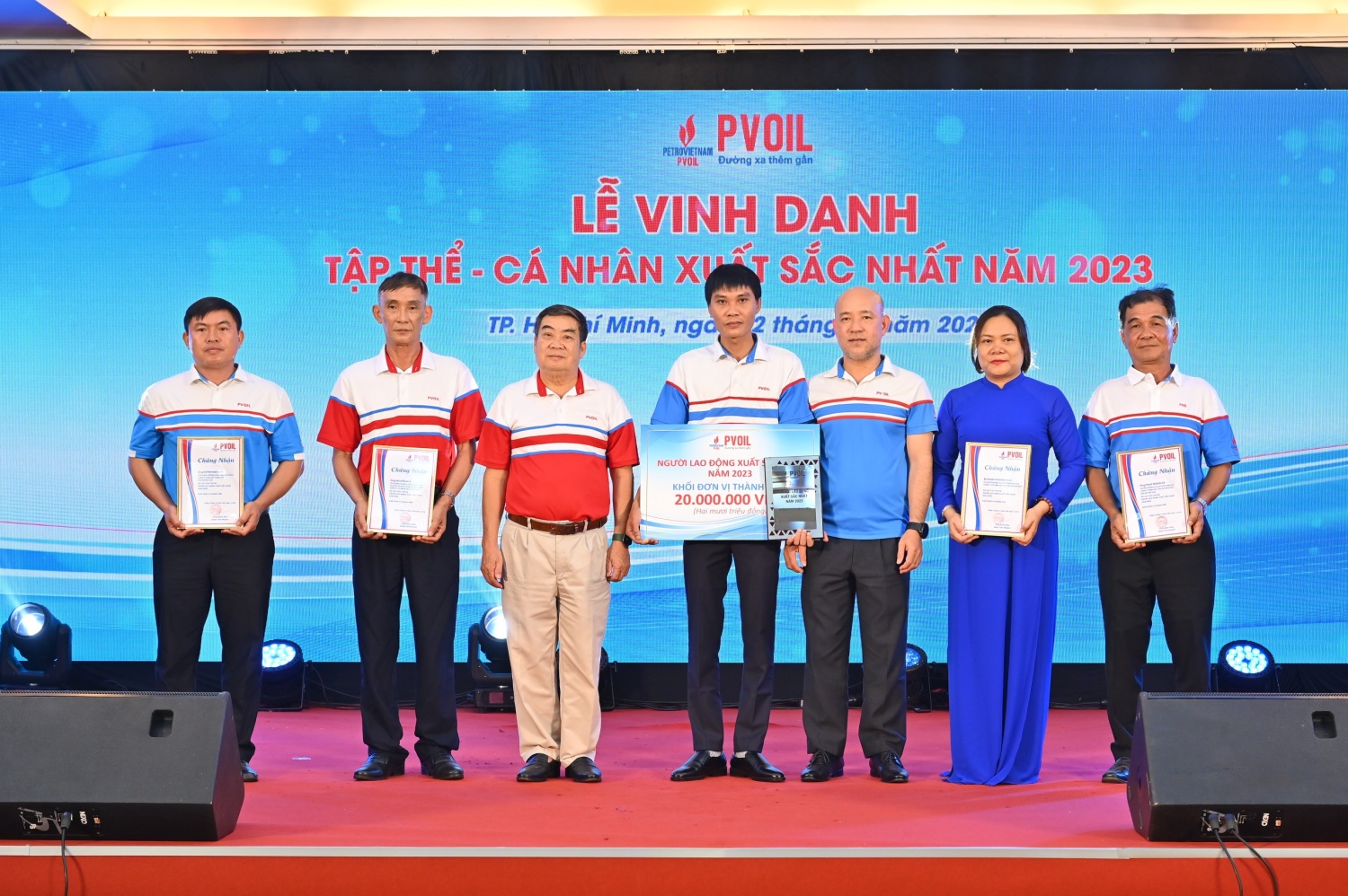 Lãnh đạo PVOIL trao danh hiệu “Người lao động xuất sắc nhất năm 2023” (khối Đơn vị thành viên)