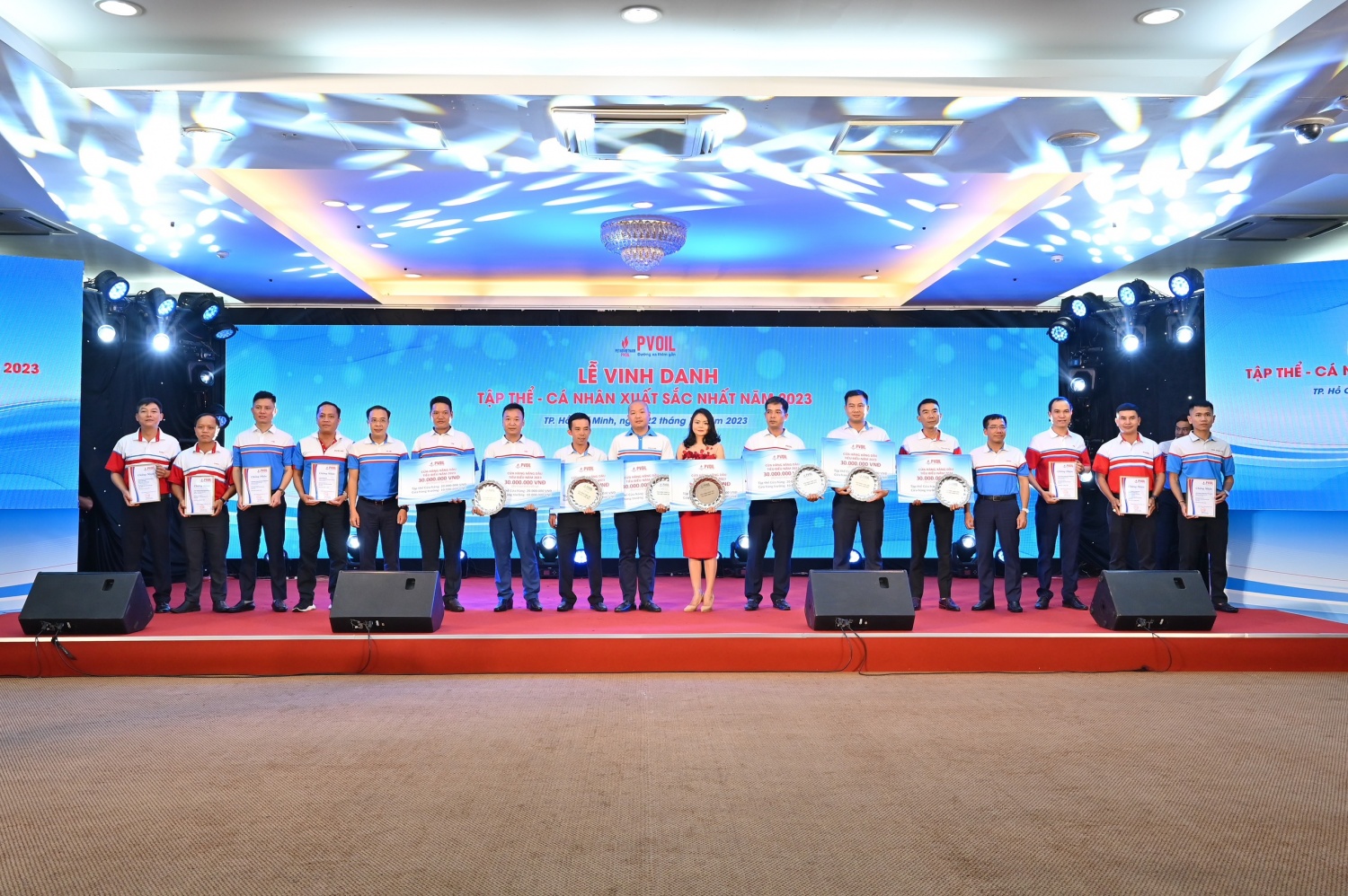 Lãnh đạo PVOIL trao danh hiệu cho 08 CHXD đạt danh hiệu “Cửa hàng xăng dầu tiêu biểu năm 2023”