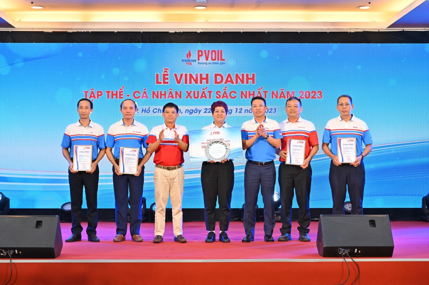 Lãnh đạo PVOIL trao danh hiệu “Kho xăng dầu tiêu biểu nhất năm 2023”