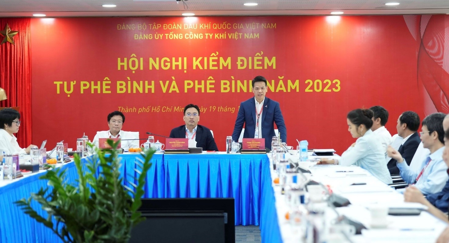 đồng chí Phạm Văn Phong, Phó Bí thư Đảng ủy, Tổng Giám đốc