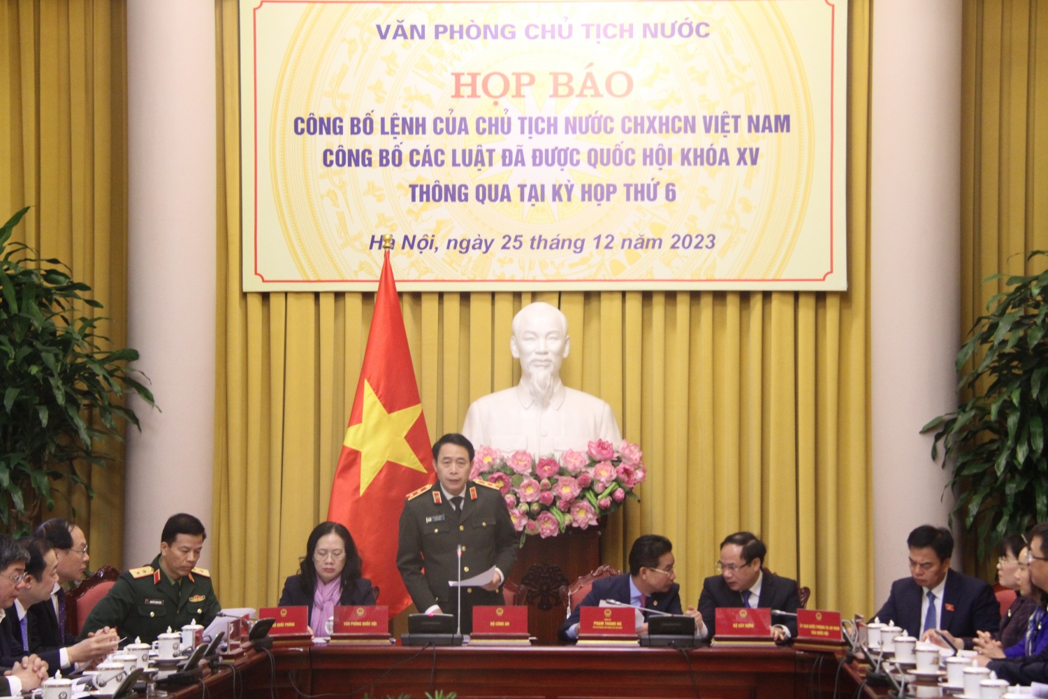 Chính thức công bố 7 luật vừa được Quốc hội thông qua tại kỳ họp thứ 6 Chính thức công bố 7 luật vừa được Quốc hội thông qua tại kỳ họp thứ 6