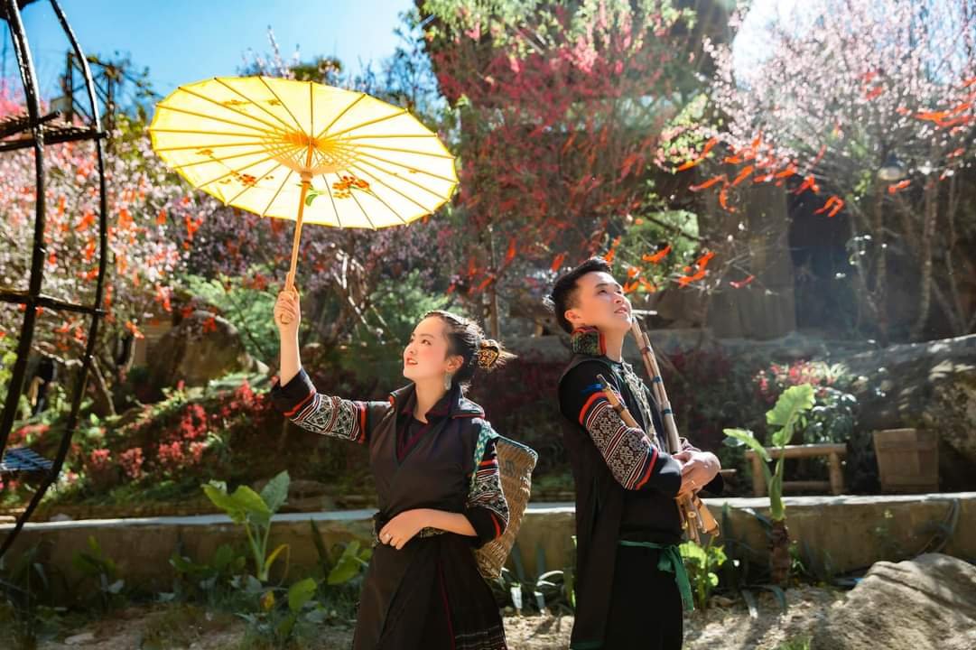 Tới Bản Cát Cát hòa mình trong điệu múa truyền thống các dân tộc Tới Bản Cát Cát hòa mình trong điệu múa truyền thống các dân tộc