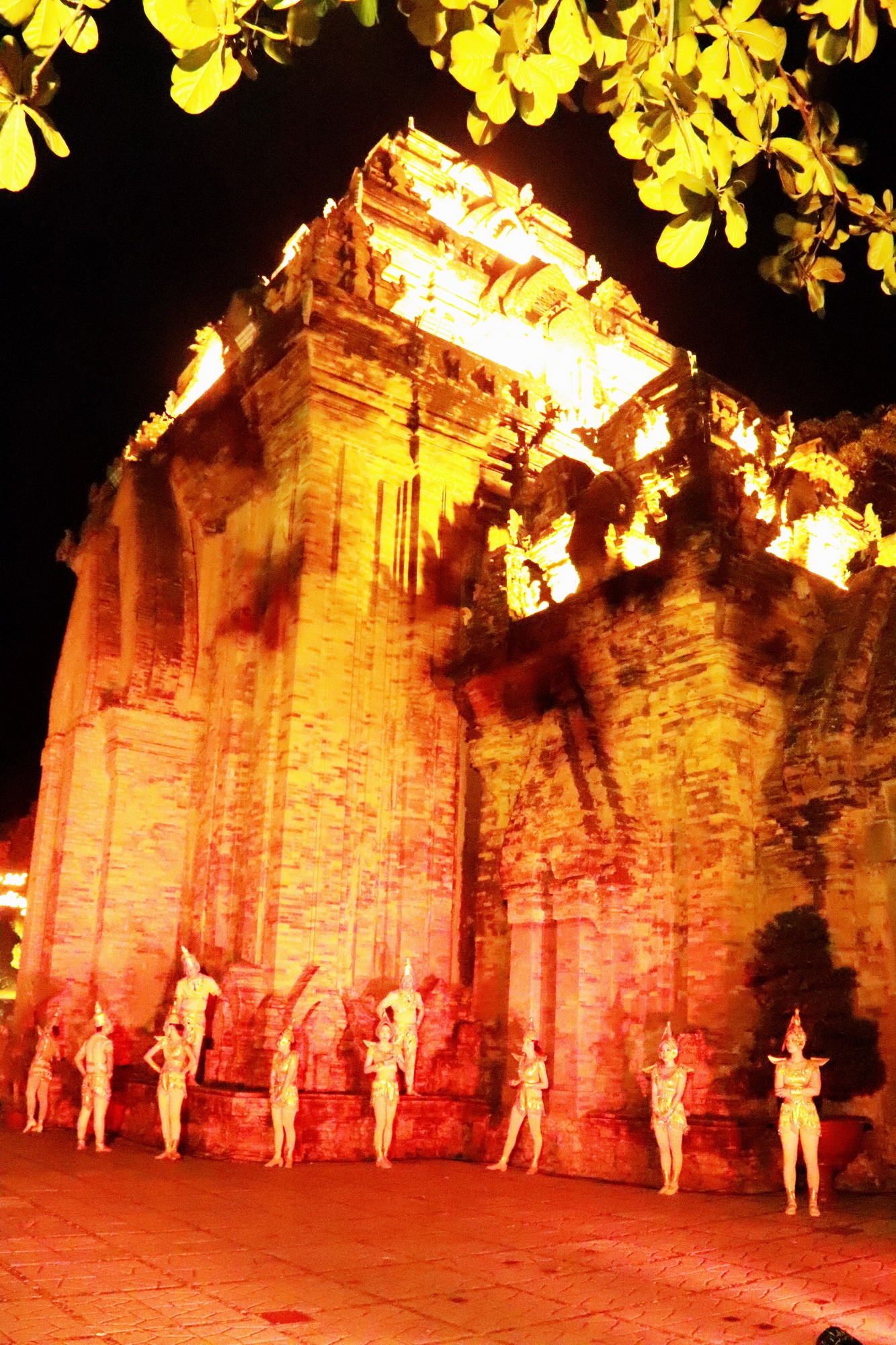 Thức đêm cùng Tháp Bà Ponagar