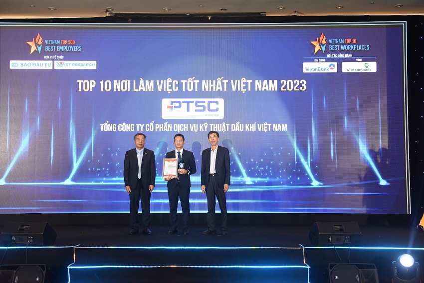 Ông Đỗ Huy Thế - Trưởng ban TCNS, Tổng công ty PTSC đại diện nhận biểu trưng Ông Đỗ Huy Thế - Trưởng ban TCNS, Tổng công ty PTSC đại diện nhận biểu trưng