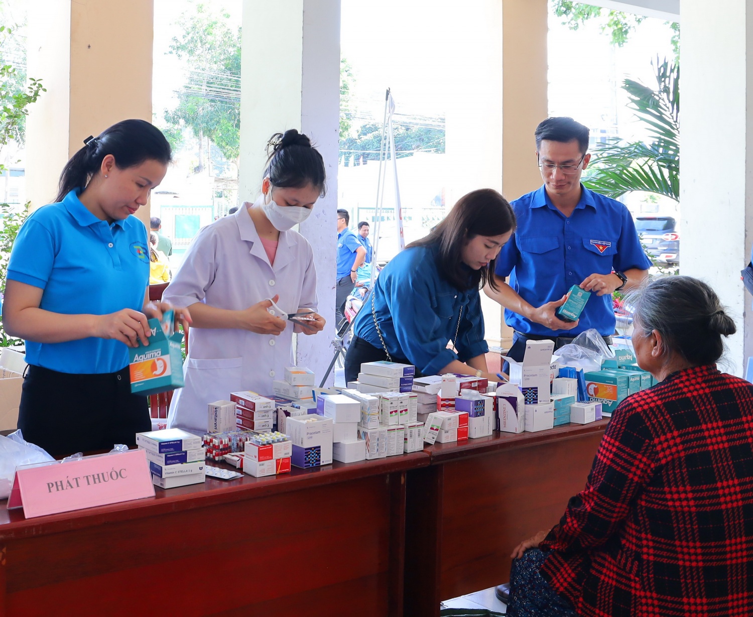 H4. Khám chữa bệnh và phát thuốc miễn phí cho người dân nhân dịp năm mới 2024 H4. Khám chữa bệnh và phát thuốc miễn phí cho người dân nhân dịp năm mới 2024