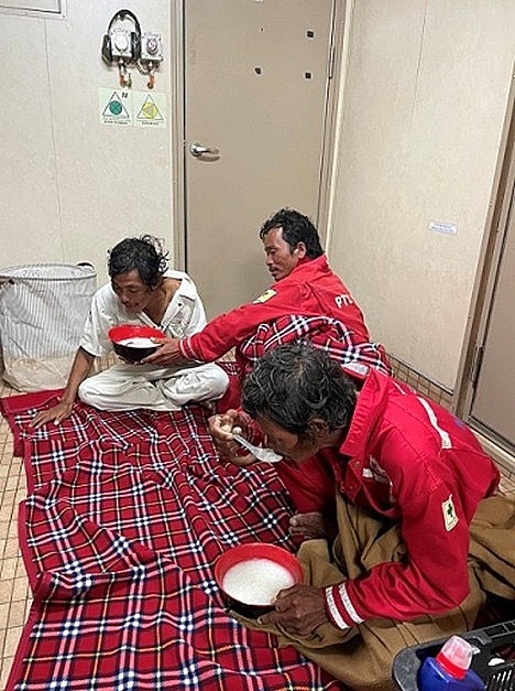 Tàu PTSC Hải An cứu ngư dân gặp nạn trên biển Tàu PTSC Hải An cứu ngư dân gặp nạn trên biển