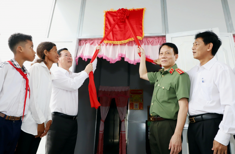 Chủ tịch nước dự Lễ tổng kết và bàn giao 1.200 căn nhà cho người nghèo ở Sóc Trăng Chủ tịch nước dự Lễ tổng kết và bàn giao 1.200 căn nhà cho người nghèo ở Sóc Trăng