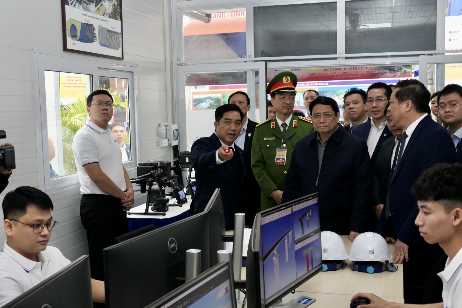 Bí thư Đảng ủy, Chủ tịch HĐTV Lê Mạnh Hùng và đoàn công tác Petrovietnam thực hiện an sinh xã hội tại tỉnh Cao Bằng