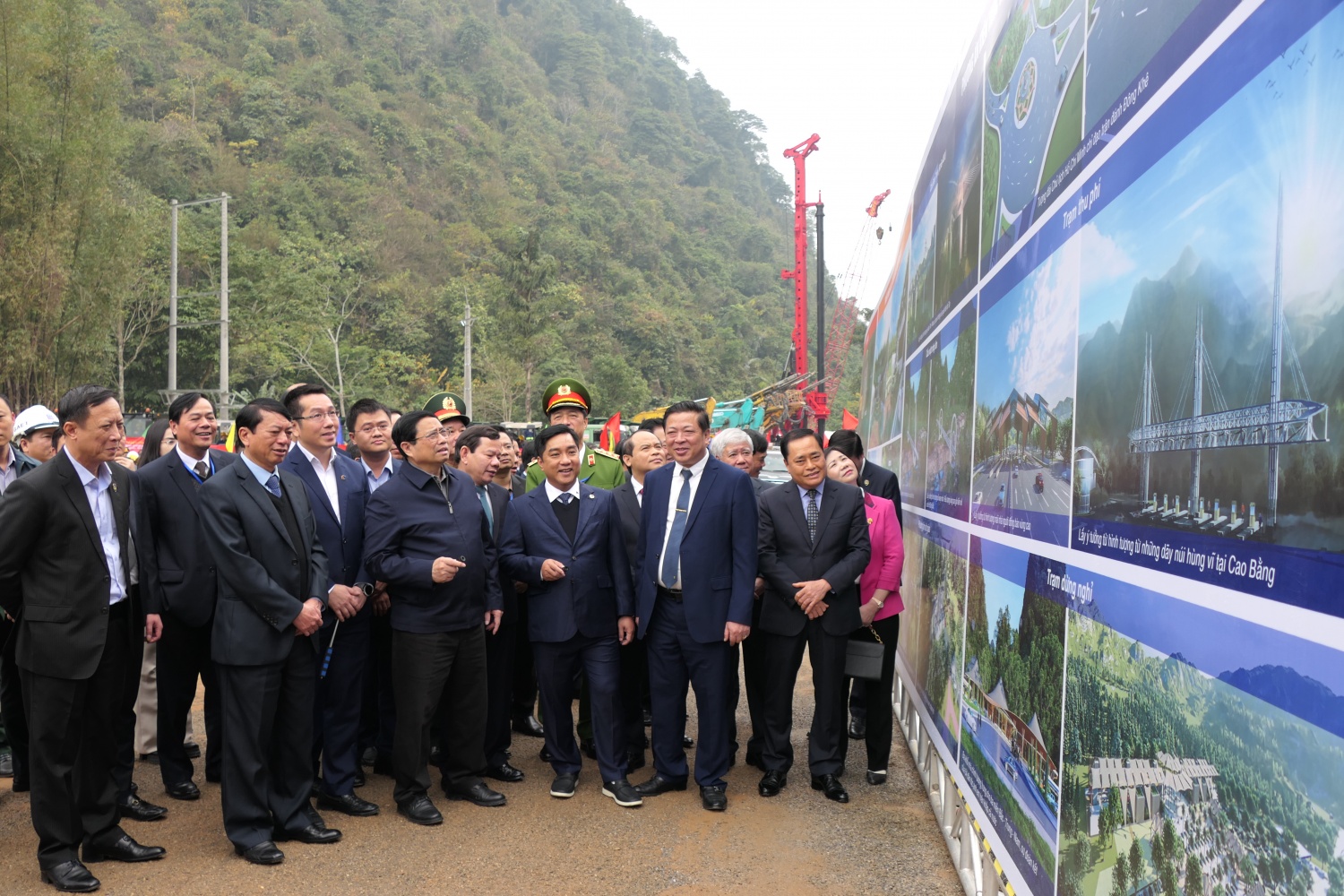 Bí thư Đảng ủy, Chủ tịch HĐTV Lê Mạnh Hùng và đoàn công tác Petrovietnam thực hiện an sinh xã hội tại tỉnh Cao Bằng