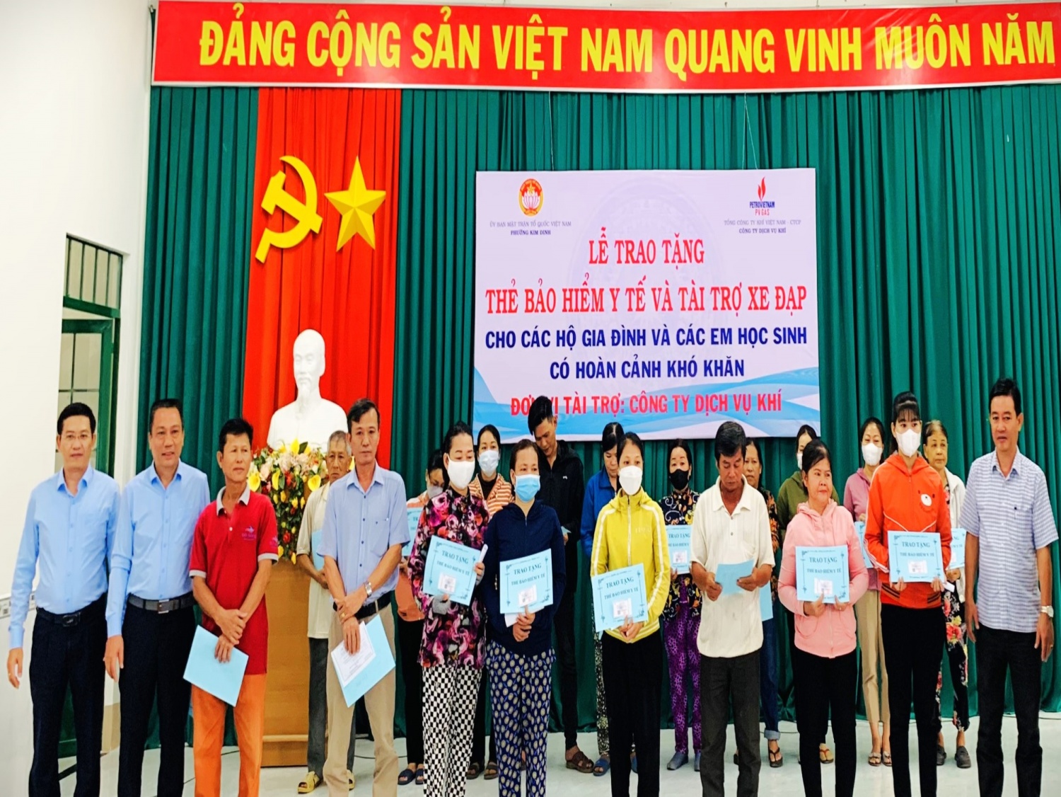Hình 1. Trao tặng thẻ BHYT cho các hộ gia đình