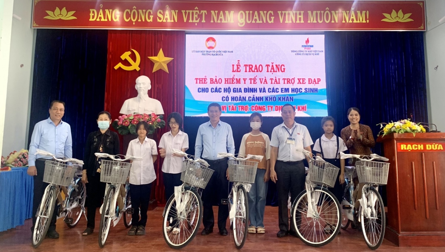 Hình 2. Trao tặng xe đạp cho các em học sinh