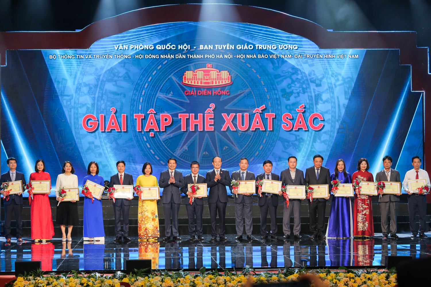 Tạp chí Năng lượng Mới được tuyên dương Tập thể xuất sắc Giải Diên Hồng lần 2 năm 2024 Tạp chí Năng lượng Mới được tuyên dương Tập thể xuất sắc Giải Diên Hồng lần 2 năm 2024