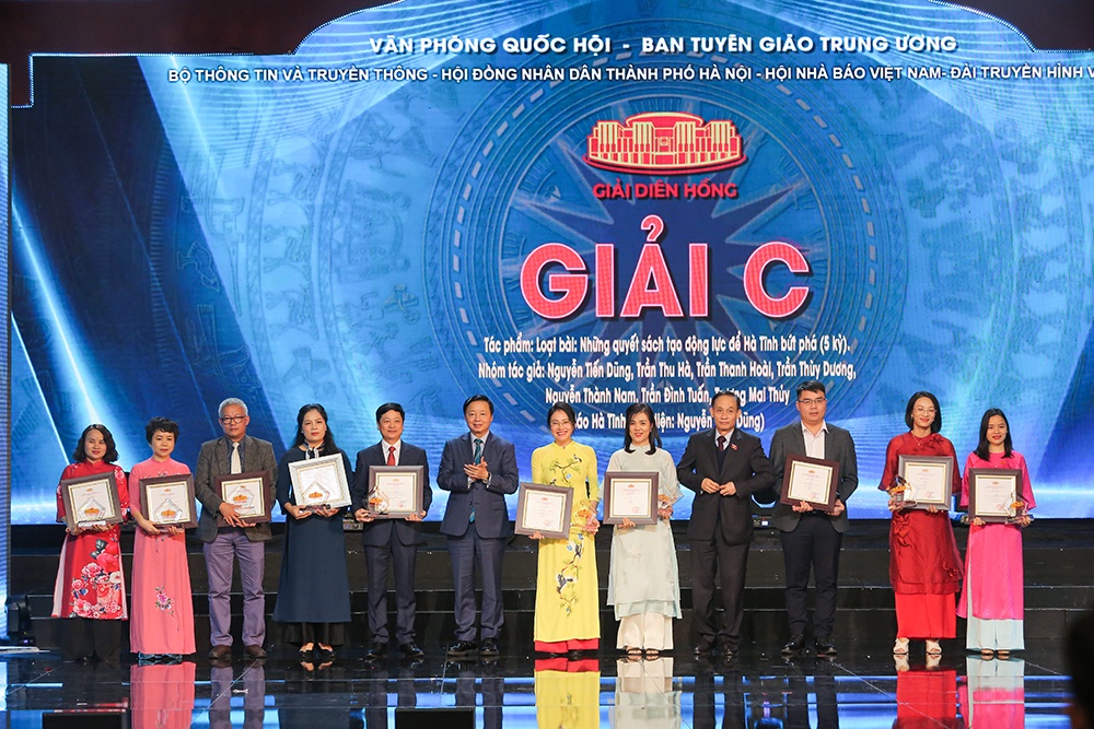 Tạp chí Năng lượng Mới được tuyên dương Tập thể xuất sắc Tạp chí Năng lượng Mới được tuyên dương Tập thể xuất sắc Giải Diên Hồng lần 2 năm 2024