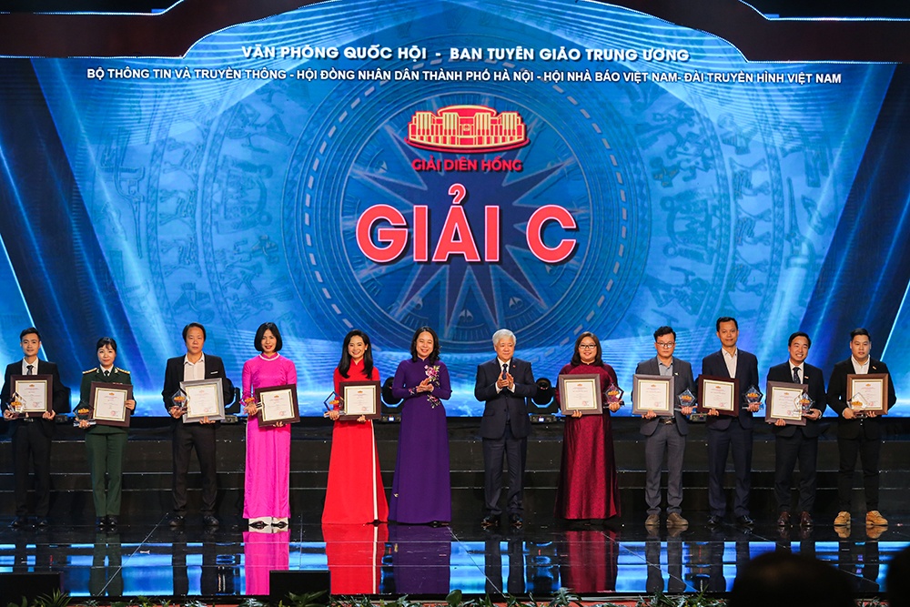 Tạp chí Năng lượng Mới được tuyên dương Tập thể xuất sắc Tạp chí Năng lượng Mới được tuyên dương Tập thể xuất sắc Giải Diên Hồng lần 2 năm 2024