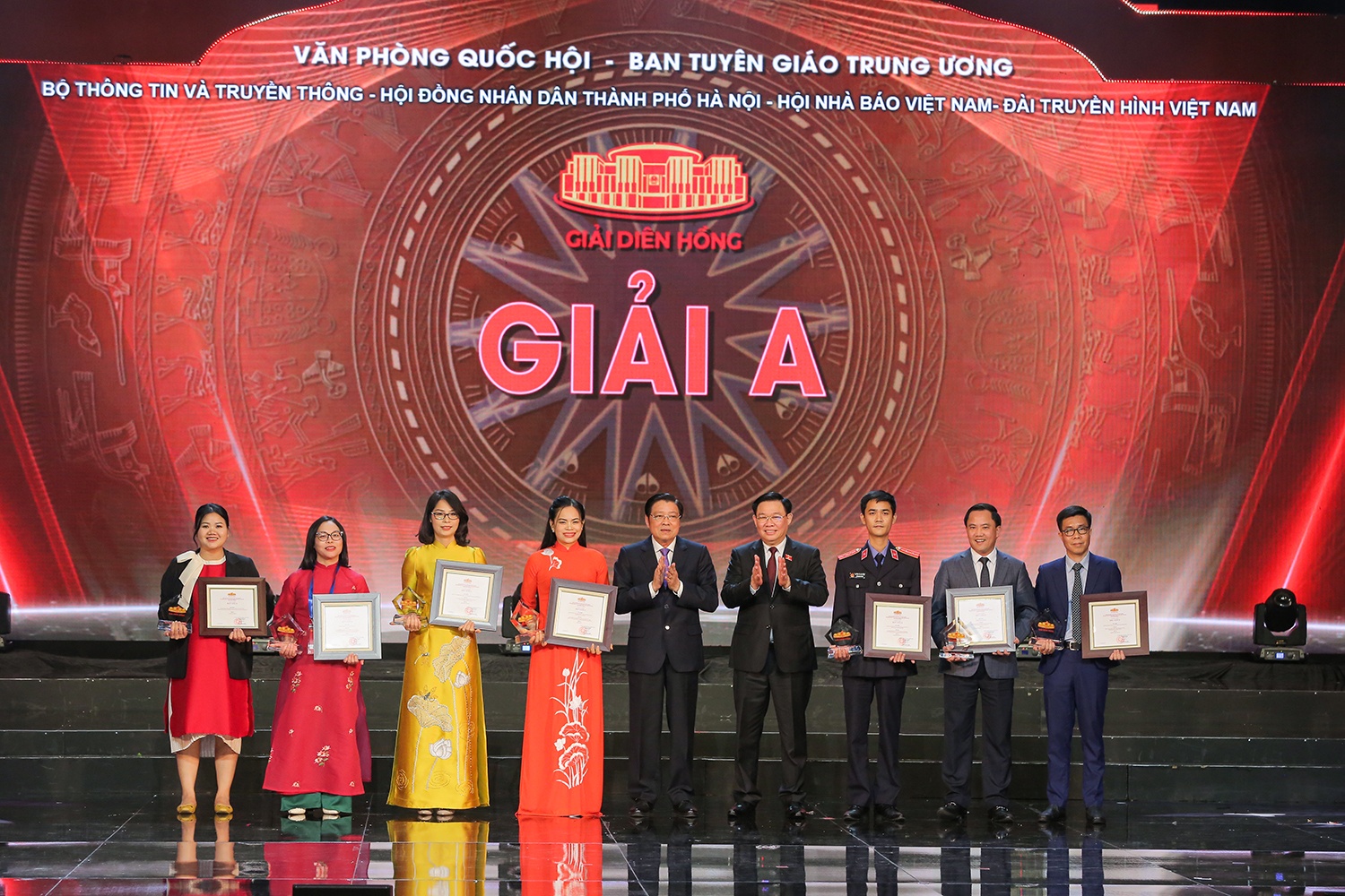 Tạp chí Năng lượng Mới được tuyên dương Tập thể xuất sắc Tạp chí Năng lượng Mới được tuyên dương Tập thể xuất sắc Giải Diên Hồng lần 2 năm 2024