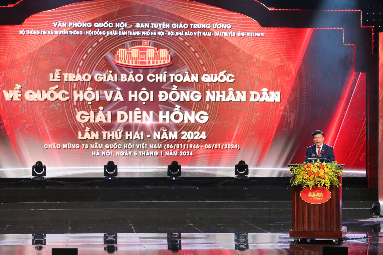 Tạp chí Năng lượng Mới được tuyên dương Tập thể xuất sắc Giải Diên Hồng lần 2 năm 2024 Tạp chí Năng lượng Mới được tuyên dương Tập thể xuất sắc Giải Diên Hồng lần 2 năm 2024