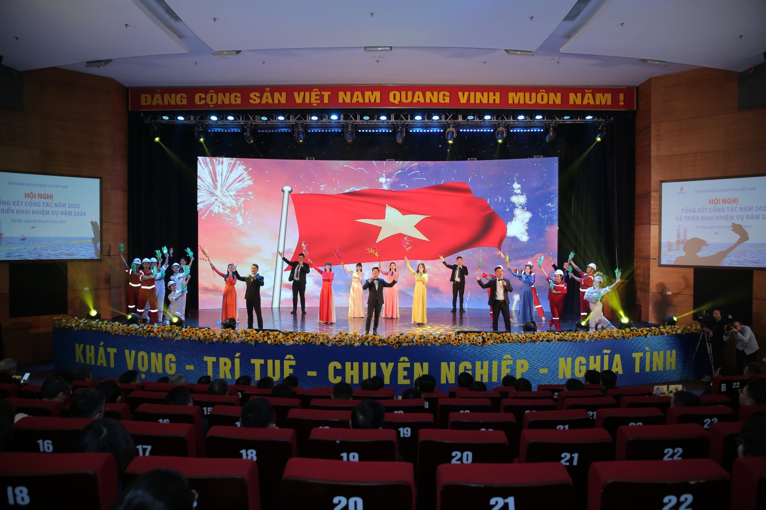 “Ngược dòng” khó khăn, Petrovietnam tăng trưởng mạnh mẽ, lập kỷ lục doanh thu trong năm 2023 “Ngược dòng” khó khăn, Petrovietnam tăng trưởng mạnh mẽ, lập kỷ lục doanh thu trong năm 2023