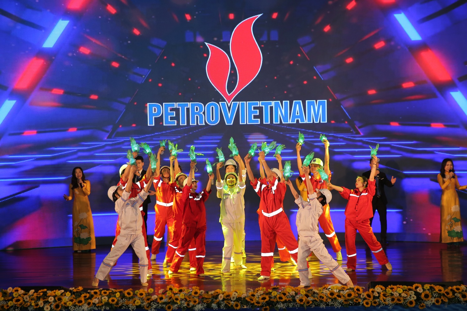 “Ngược dòng” khó khăn, Petrovietnam tăng trưởng mạnh mẽ, lập kỷ lục doanh thu trong năm 2023 “Ngược dòng” khó khăn, Petrovietnam tăng trưởng mạnh mẽ, lập kỷ lục doanh thu trong năm 2023