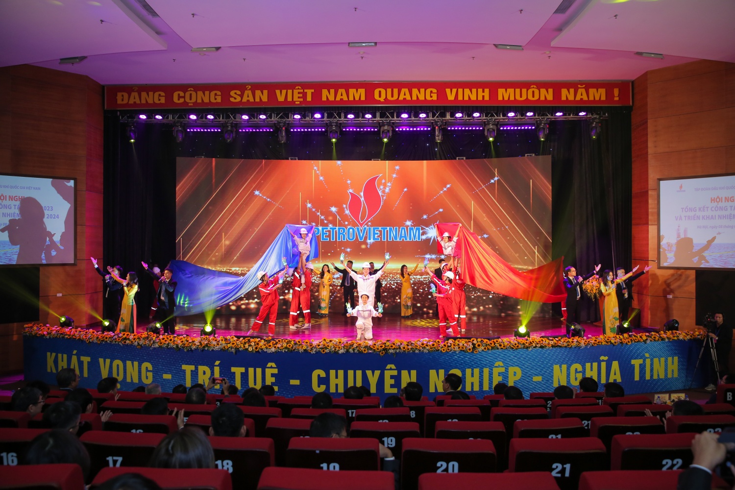 “Ngược dòng” khó khăn, Petrovietnam tăng trưởng mạnh mẽ, lập kỷ lục doanh thu trong năm 2023 “Ngược dòng” khó khăn, Petrovietnam tăng trưởng mạnh mẽ, lập kỷ lục doanh thu trong năm 2023