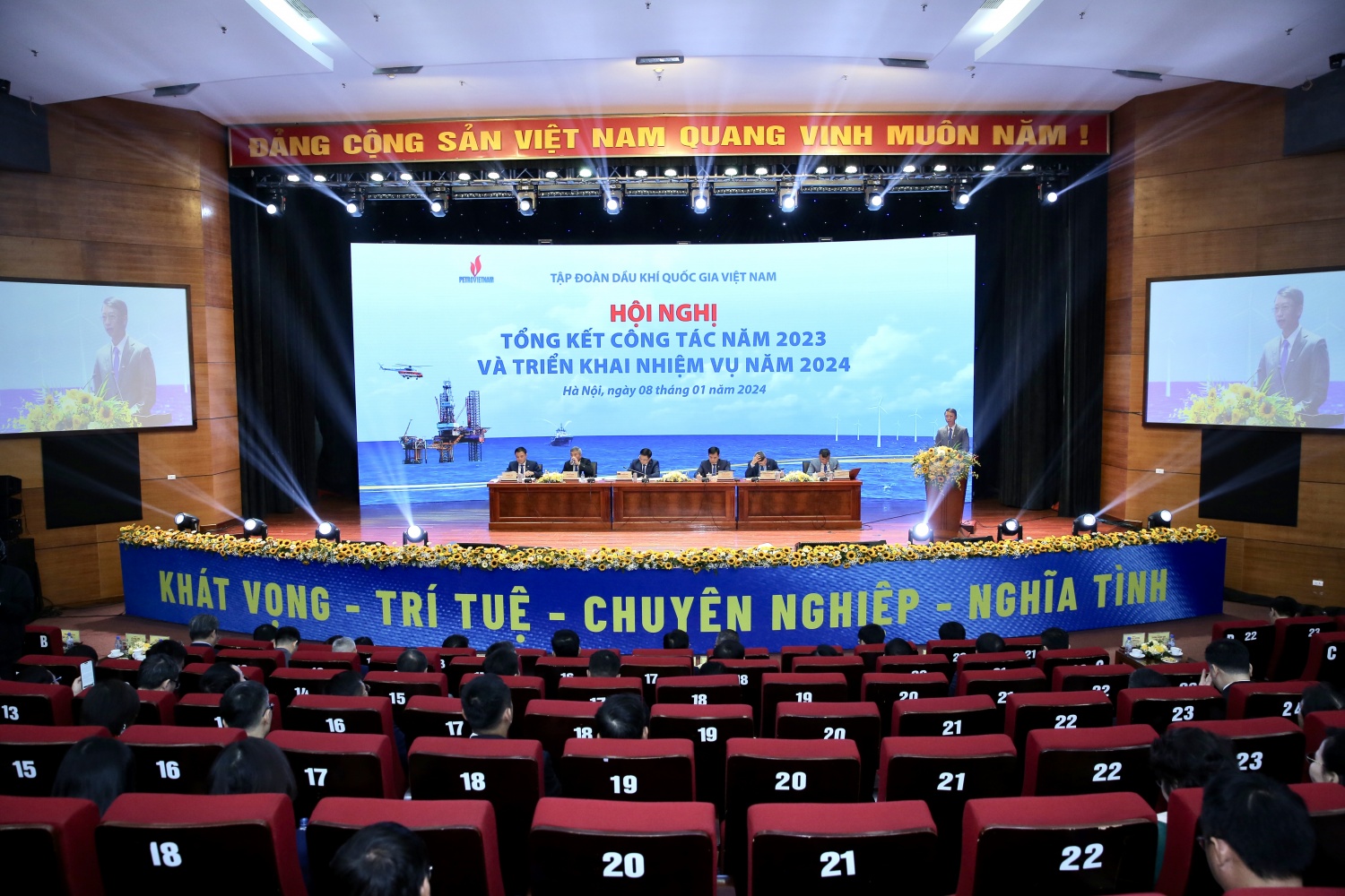 undefined “Ngược dòng” khó khăn, Petrovietnam tăng trưởng mạnh mẽ, lập kỷ lục doanh thu trong năm 2023