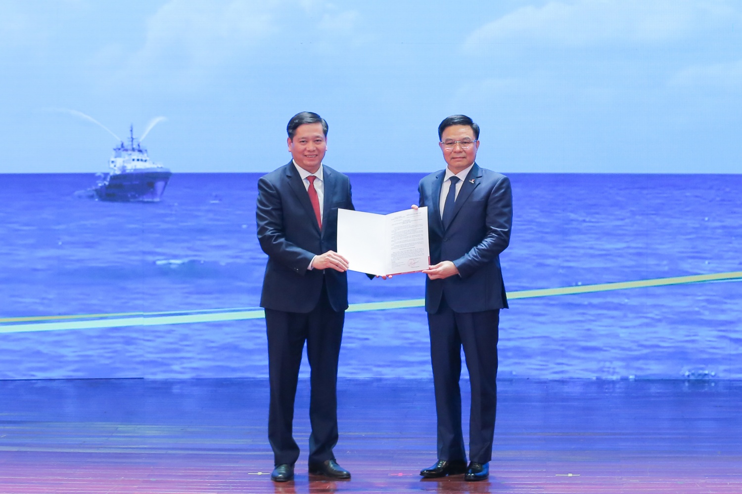 undefined Thủ tướng Chính phủ Phạm Minh Chính trao quyết định bổ nhiệm Chủ tịch HĐTV Tập đoàn Dầu khí Việt Nam