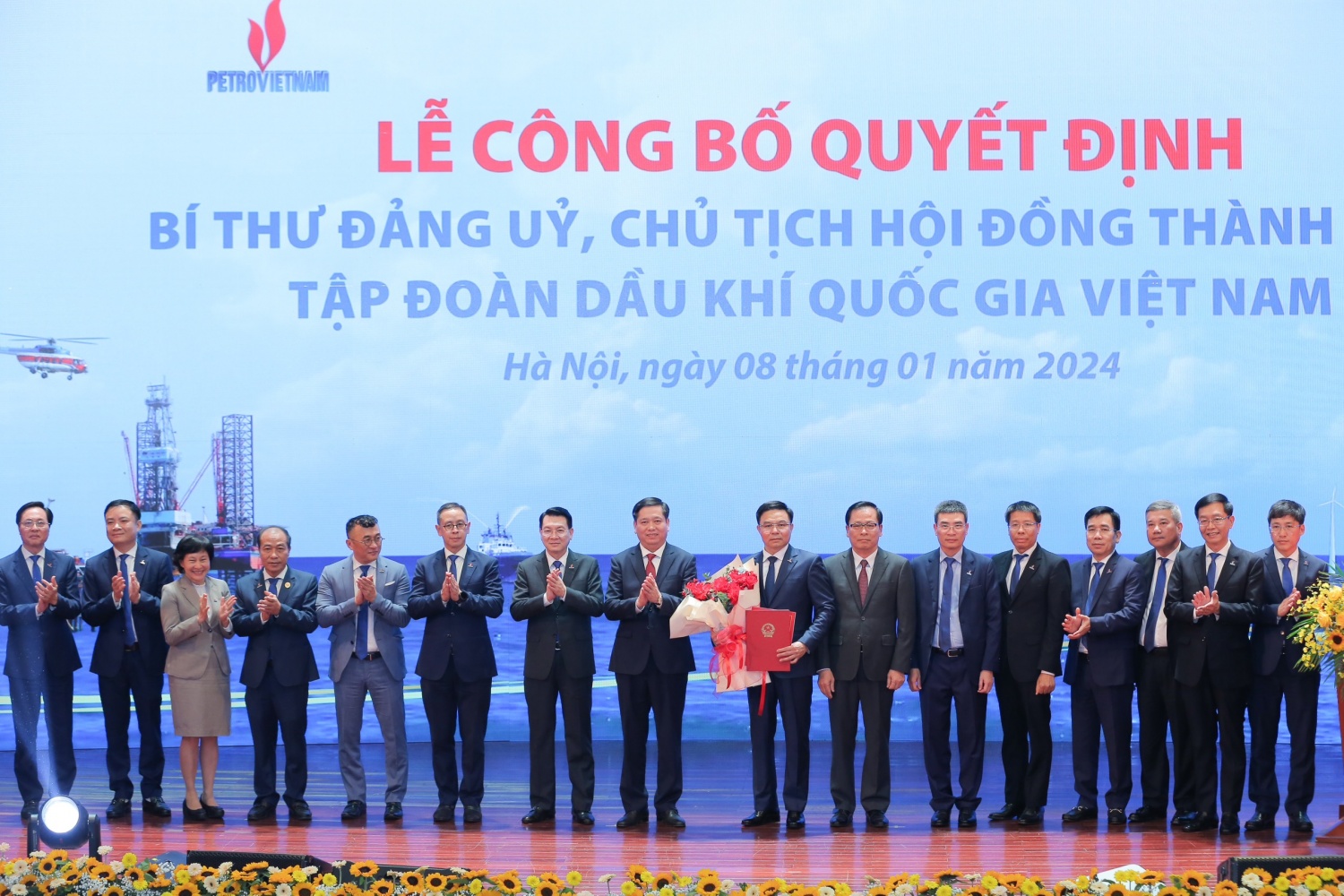 Thủ tướng Chính phủ Phạm Minh Chính trao quyết định bổ nhiệm Chủ tịch HĐTV Tập đoàn Dầu khí Việt Nam Thủ tướng Chính phủ Phạm Minh Chính trao quyết định bổ nhiệm Chủ tịch HĐTV Tập đoàn Dầu khí Việt Nam