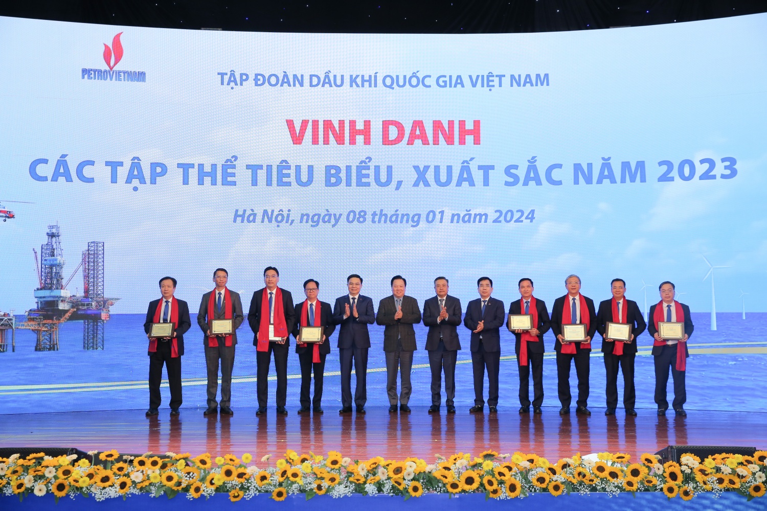 Vinh danh các tập thể xuất sắc đóng góp vào sự phát triển bền vững và tăng trưởng của Petrovietnam Vinh danh các tập thể xuất sắc đóng góp vào sự phát triển bền vững và tăng trưởng của Petrovietnam