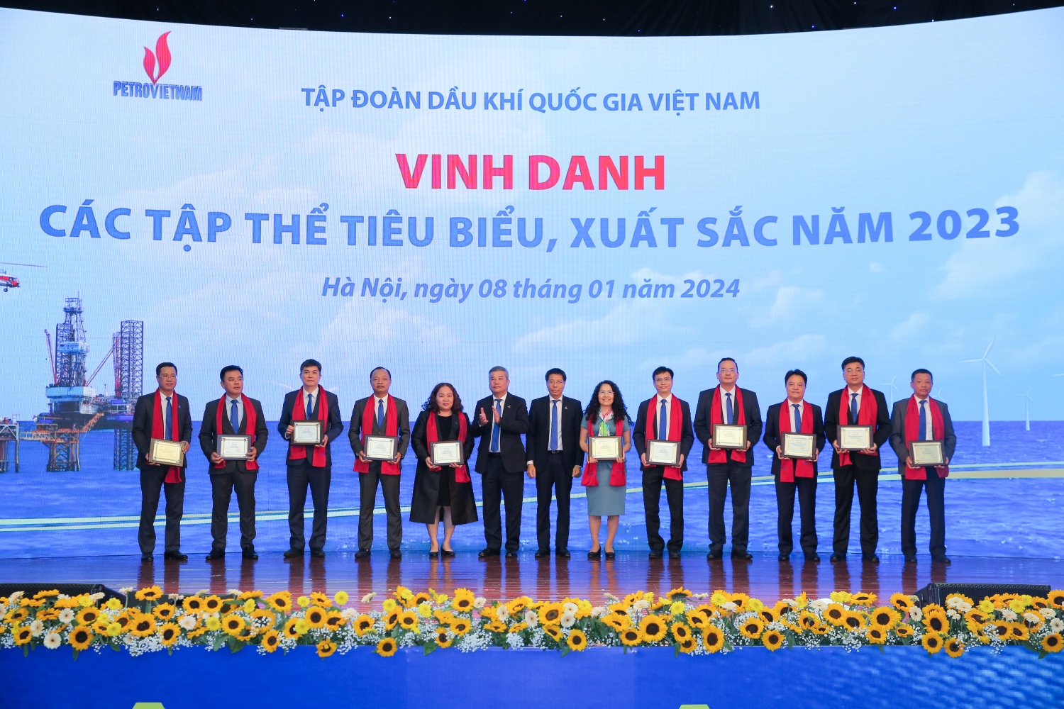 Vinh danh các tập thể xuất sắc đóng góp vào sự phát triển bền vững và tăng trưởng của Petrovietnam Vinh danh các tập thể xuất sắc đóng góp vào sự phát triển bền vững và tăng trưởng của Petrovietnam