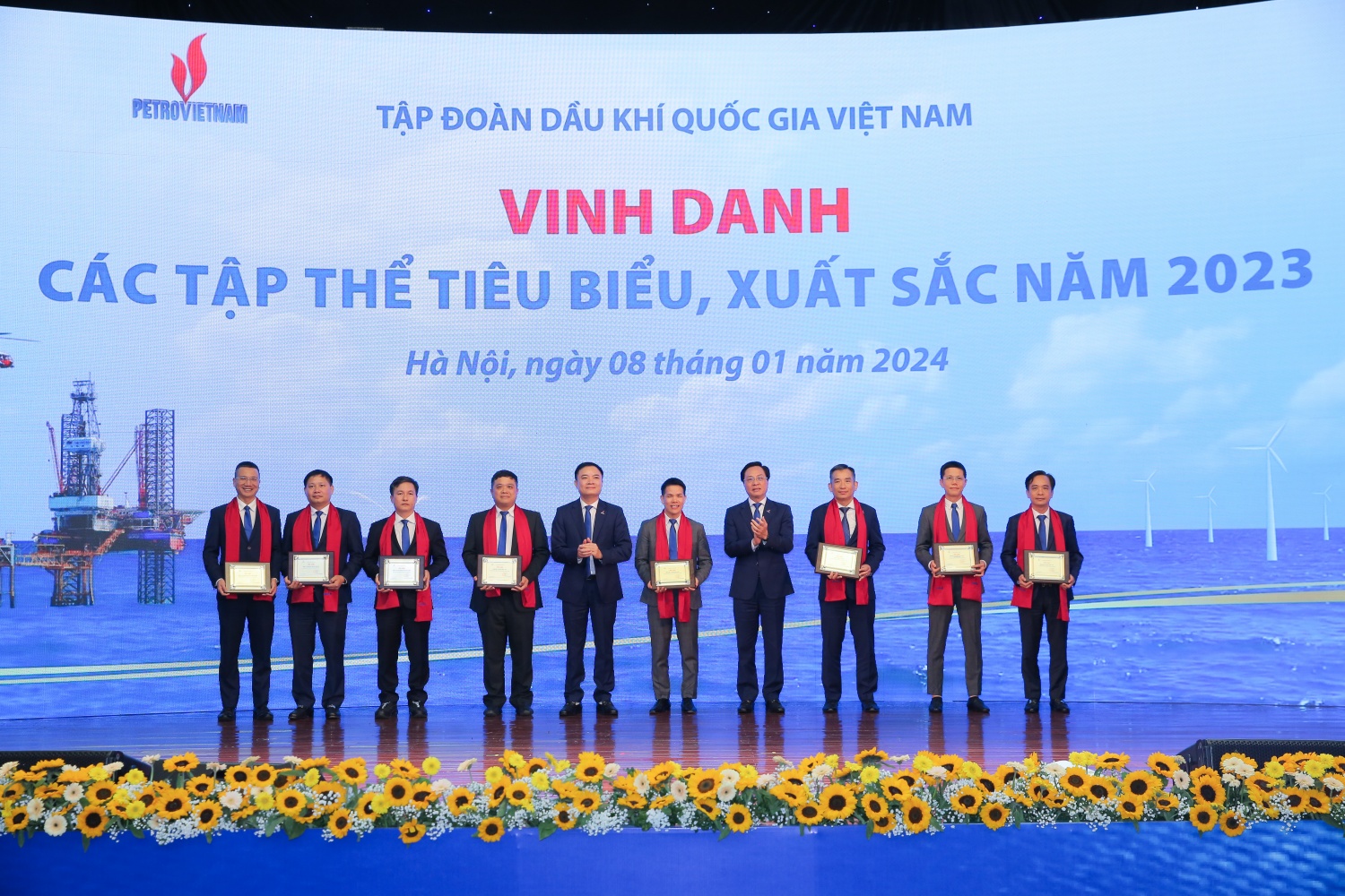 Vinh danh các tập thể xuất sắc đóng góp vào sự phát triển bền vững và tăng trưởng của Petrovietnam Vinh danh các tập thể xuất sắc đóng góp vào sự phát triển bền vững và tăng trưởng của Petrovietnam