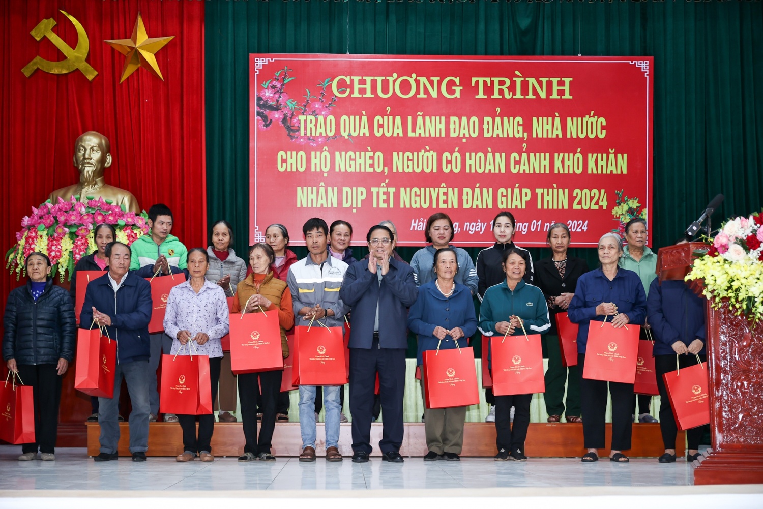 Thủ tướng tặng quà Tết công nhân, người lao động, người nghèo tại Hải Dương Thủ tướng tặng quà Tết công nhân, người lao động, người nghèo tại Hải Dương