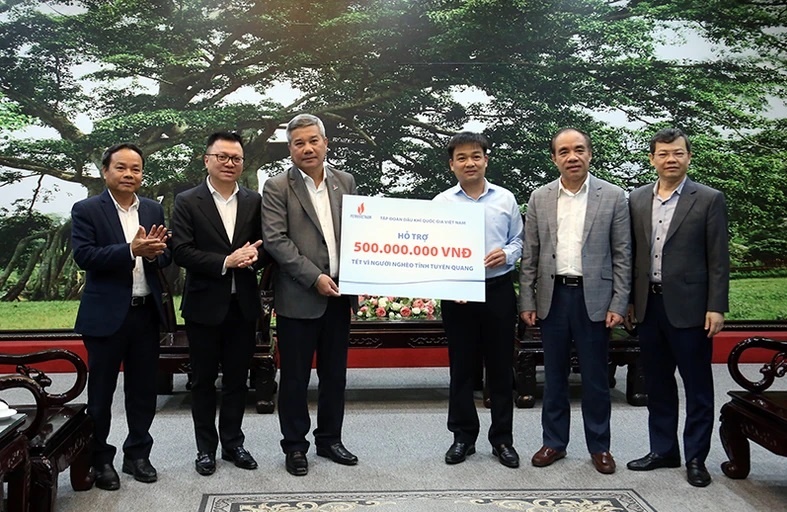 Petrovietnam trao tặng 500 triệu đồng cho quỹ Tết vì người nghèo tỉnh Tuyên Quang