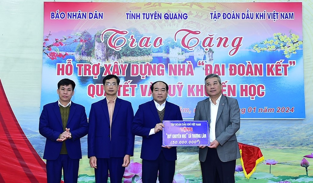 Petrovietnam trao tặng 500 triệu đồng cho quỹ Tết vì người nghèo tỉnh Tuyên Quang