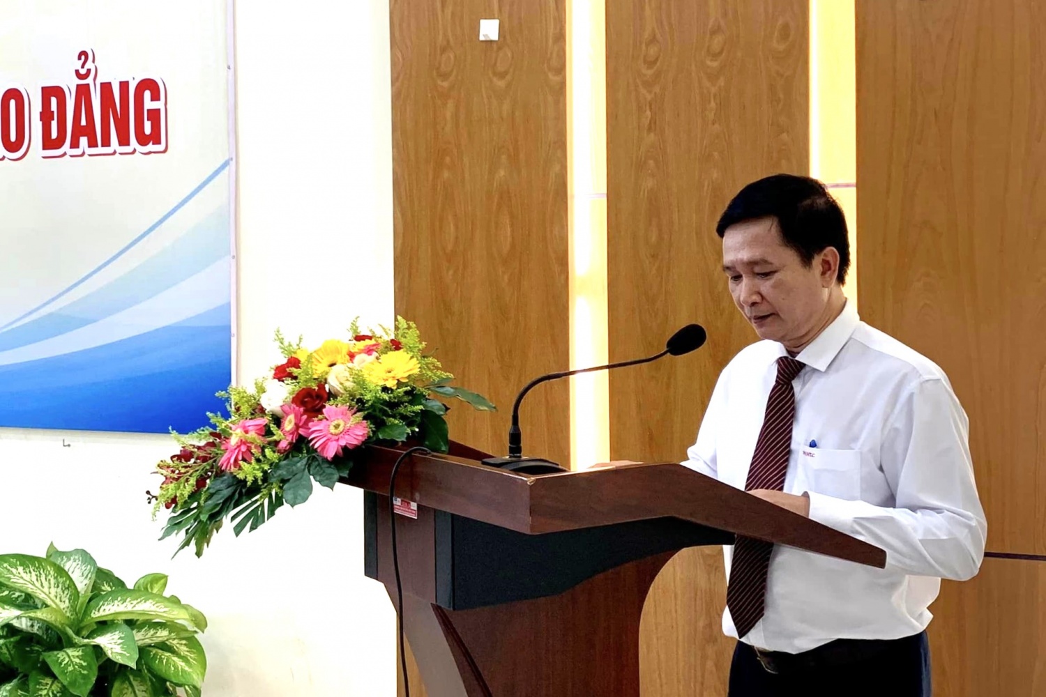 ThS. Nguyễn Hữu Cường, Trưởng phòng Đào tạo công bố quyết định công nhận tốt nghiệp cho SV toàn khóa ThS. Nguyễn Hữu Cường, Trưởng phòng Đào tạo công bố quyết định công nhận tốt nghiệp cho SV toàn khóa