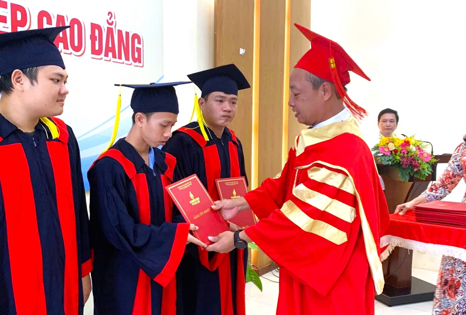 Thầy Phó Hiệu trưởng trao bằng tốt nghiệp cho từng em sinh viên Thầy Phó Hiệu trưởng trao bằng tốt nghiệp cho từng em sinh viên