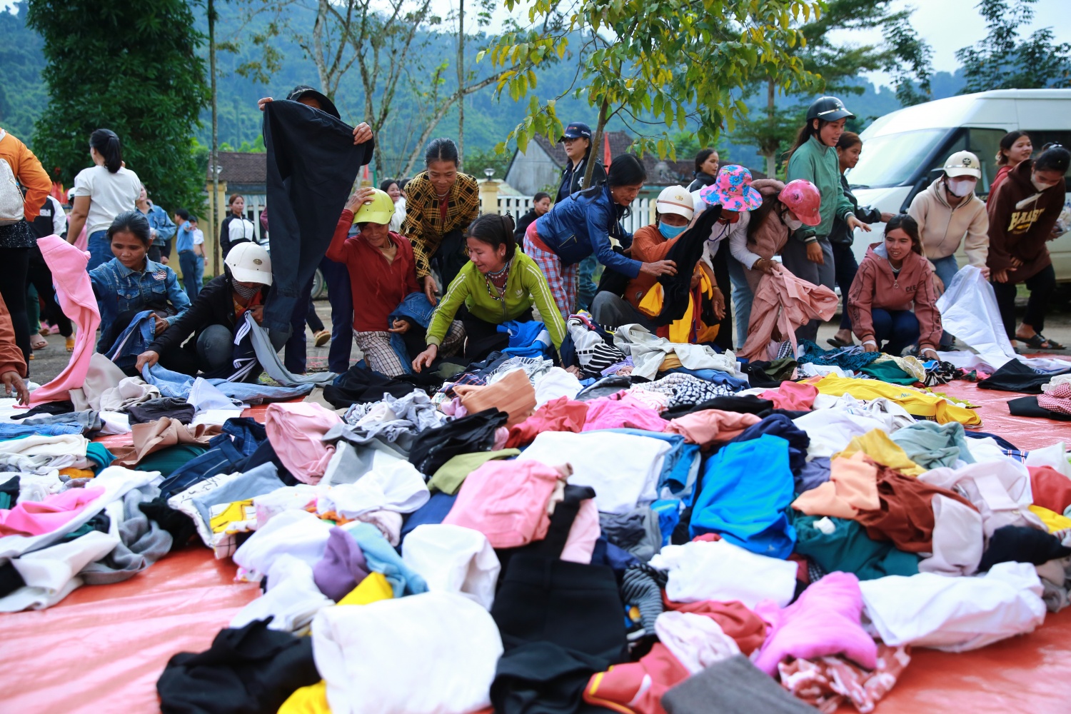 Ban Kinh doanh BSR mang “Tết ấm” đến vùng cao huyện Sơn Tây, tỉnh Quảng Ngãi Ban Kinh doanh BSR mang “Tết ấm” đến vùng cao huyện Sơn Tây, tỉnh Quảng Ngãi