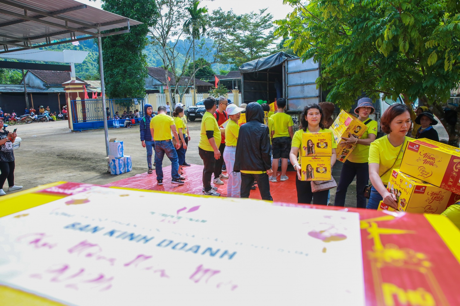 Ban Kinh doanh BSR mang “Tết ấm” đến vùng cao huyện Sơn Tây, tỉnh Quảng Ngãi