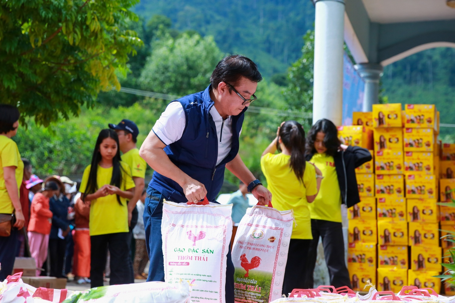Ban Kinh doanh BSR mang “Tết ấm” đến vùng cao huyện Sơn Tây, tỉnh Quảng Ngãi Ban Kinh doanh BSR mang “Tết ấm” đến vùng cao huyện Sơn Tây, tỉnh Quảng Ngãi
